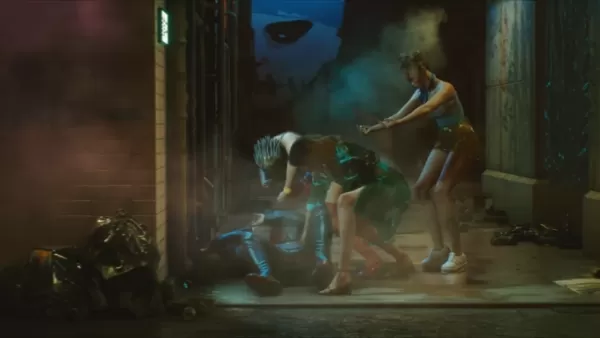Das Screenshot zeigt eine Szene aus Cyberpunk 2077, in der zwei Frauen einen Mann brutal angreifen, während eine dritte Frau ihm ununterbrochen mit beiden Händen die Mitte zeigt