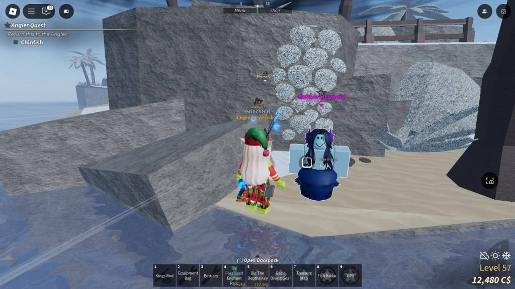 Ang isang fisch player ay nakatayo sa tabi ng isang bubble mermaid