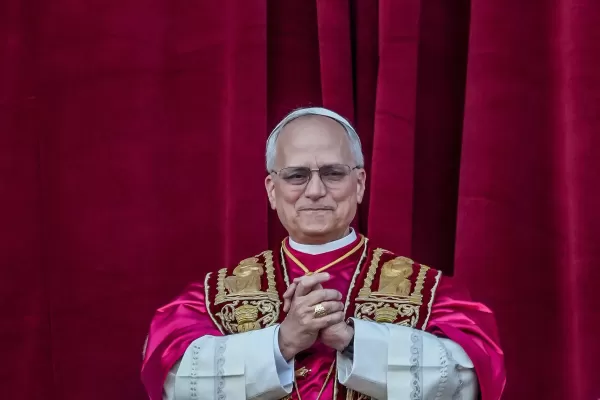 Yeni Papa Saatler Conclave Filmi, Convey'i beklerken oyun oynuyor